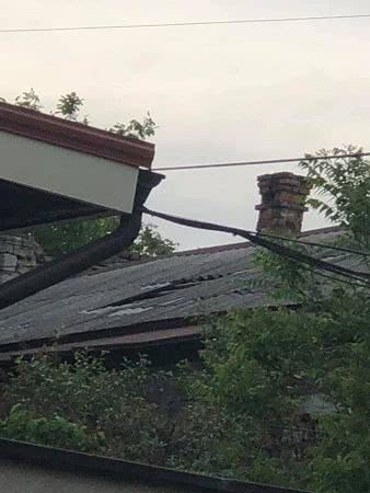 В Николаеве на ул. Даля с дома снесло шифер. ЖЭК бездействует