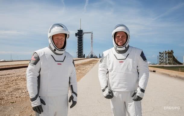 Экипаж корабля Crew Dragon вернулся на карантин после отмены старта