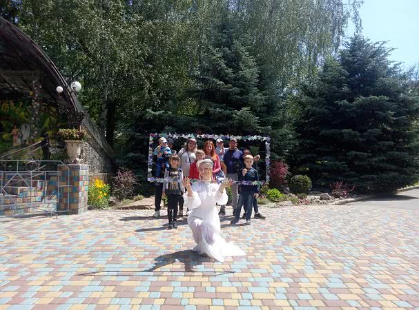 В Николаевском зоопарке появилась ретро-красавица, которая помогает создать живые фото в рамке