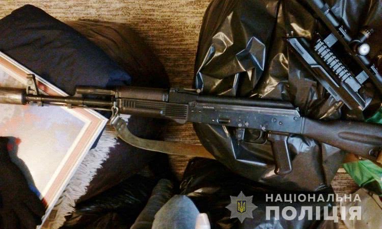 В райцентре на Николаевщине провели обыски у двух мужчин и обнаружили оружие