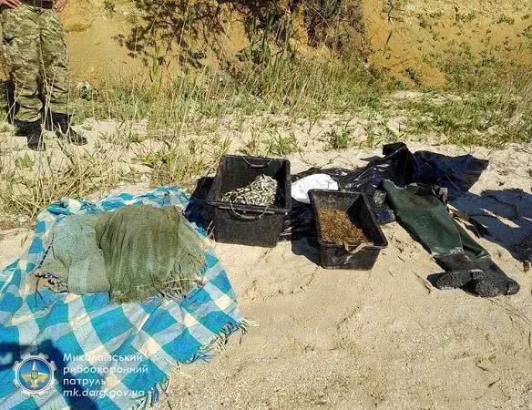 В Николаевской области поймали браконьеров: один ловил креветок на Днепро-Бугском лимане, а второй сетями — тарань на реке
