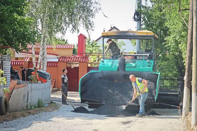 В частном секторе Николаева укладывают асфальт на проблемных участках дорог