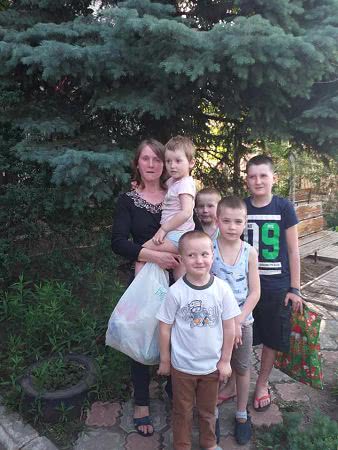 Многодетную семью перевезли из кризисного центра в дом в селе на Николаевщине