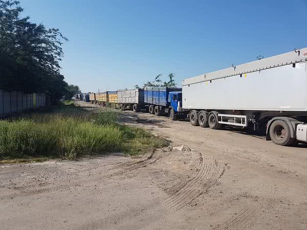 Жители Николаева не могут открыть окна в своих домах из-за шума двигателей фур и загазованности воздуха — видео