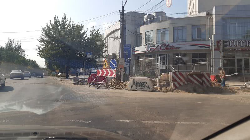 В Николаеве на Варваровском мосту образовалась пробка при въезде в город из-за ремонта перекрёстка