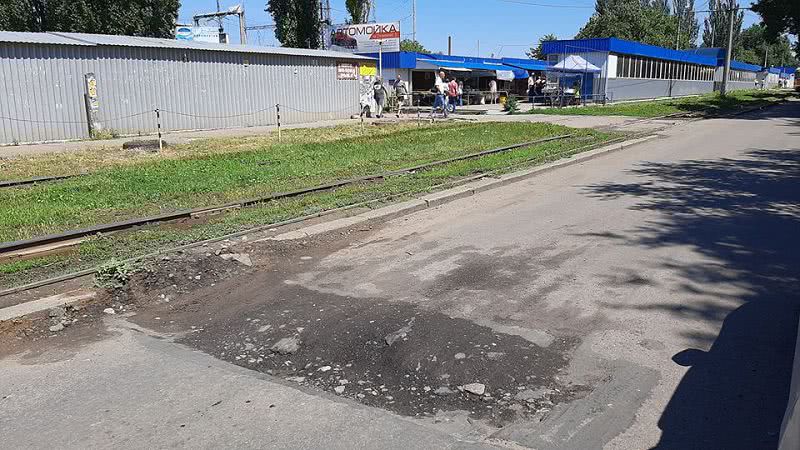 Возле николаевского роддома образовалась глубокая яма на дороге