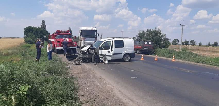ДТП на Николаевщине: водитель авто оказался заблокированным в салоне