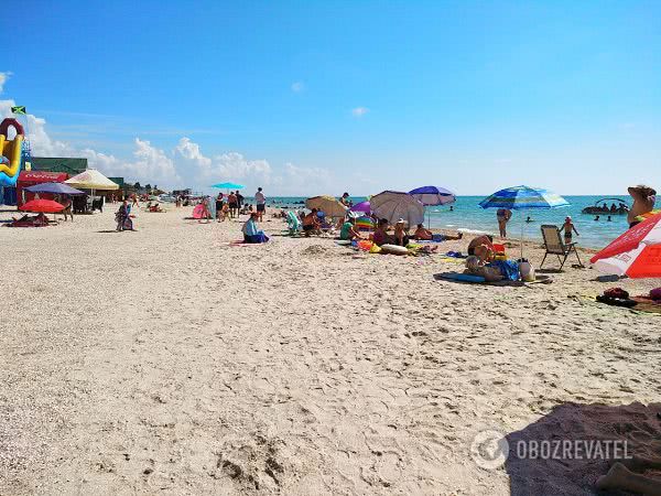 В Кирилловке на пляжах не многолюдно, но дистанцию соблюдать сложно