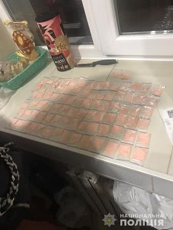 У Миколаєві поліцейські вилучили у дилерки близько 2700 закладок з наркотиками