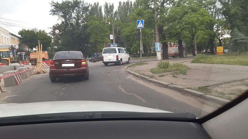 В Николаеве невозможно выехать по Никольской на Южнобугский мост, не нарушив ПДД