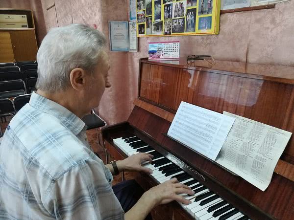 Поет і композитор створили нову пісню у Миколаєві