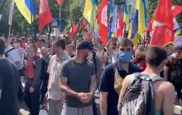 В правительственном квартале проходит масштабный митинг