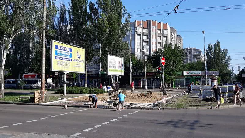 В Николаеве на перекрёстке проспекта и Садовой укладывают плитку, снимая хороший асфальт