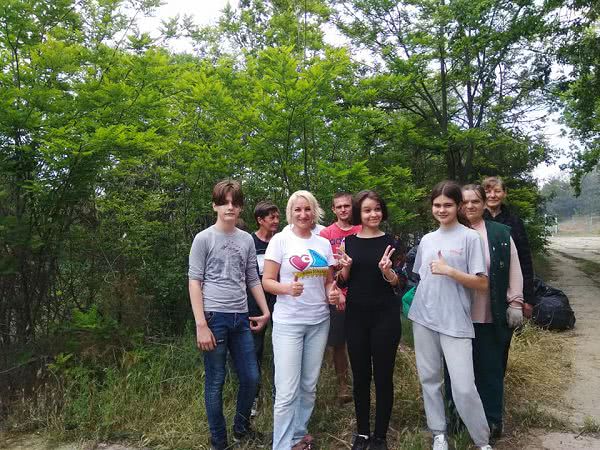 В курортном городе на Николаевщине местные жители убрали территорию пляжа