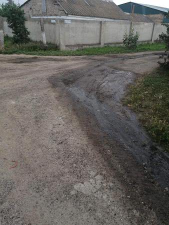 В Николаеве микрорайон несколько дней заливает канализация, которая стекает прямо в реку — фото