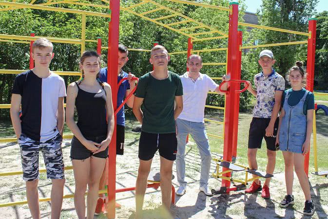 В селе на Николаевщине появился новый спортивный комплекс с десятью тренажёрами