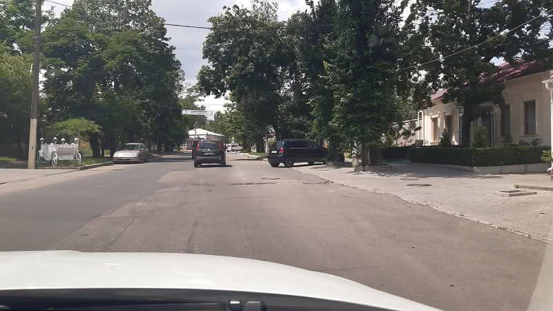 В Николаеве яма занимает полдороги на улице Макарова: водители едут по «встречке»