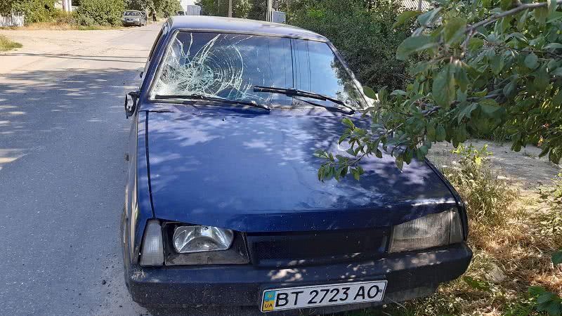 Автомобиль со следами ДТП стоит на обочине микрорайона в Николаеве — фото