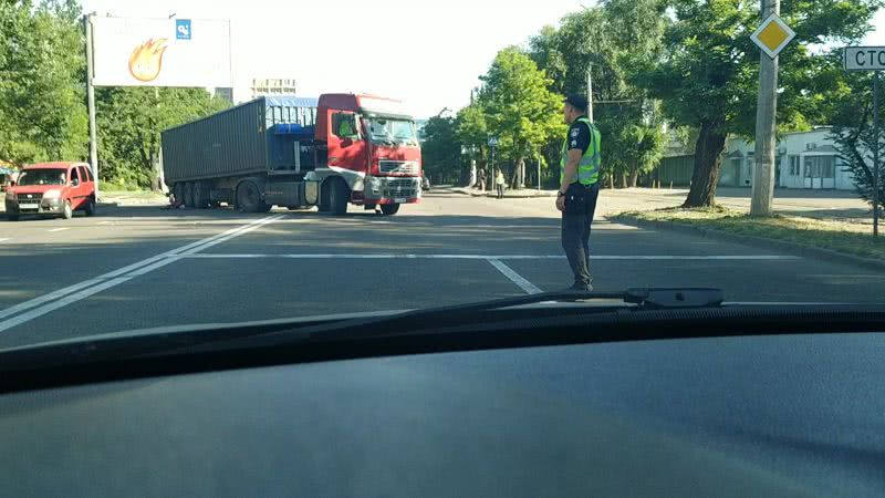 Обломавшаяся фура перекрыла половину проспекта Богоявленского. ОБНОВЛЕНО