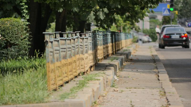 В Николаеве реставрируют металлические ограждения на проспекте