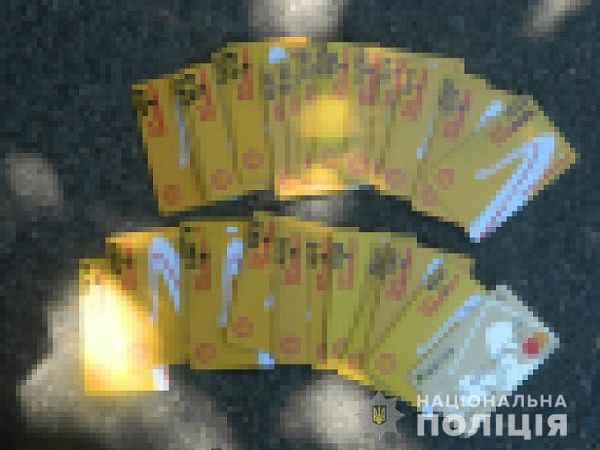 Мошенники снимали деньги с банковских карт жителей Николаева: они наносили ПИН-коды на поддельные пластиковые карты
