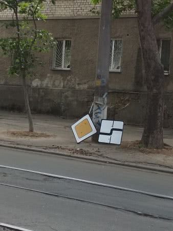 В Николаеве на перекрёстке обрушились дорожные знаки