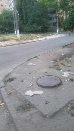 В Николаеве на Колодезной вонь и мусор по всей улице
