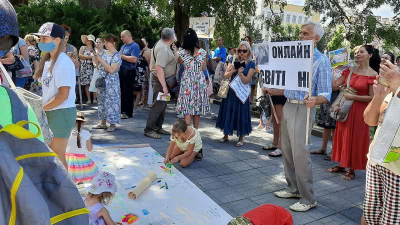 В Николаеве родители и школьники участвуют в митинге против дистанционного обучения — видео