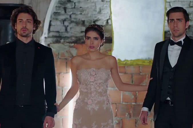Главные герои сериала «Госпожа Фазилет и ее дочери»: вражда на экране, в жизни – любовь?
