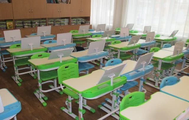 В городе на Николаевщине кабинеты первоклассников пополнятся одноместными столами и стульями