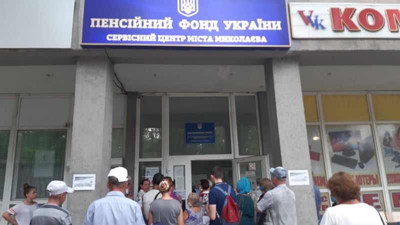 Люди часами стоят в очереди за справками в Николаеве, кто в маске, а кто и без неё