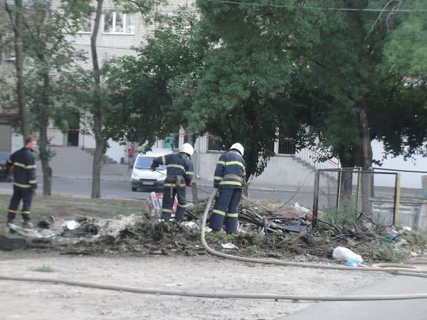В Николаеве загорелся мусорный бак: спасатели оперативно справились с пожаром