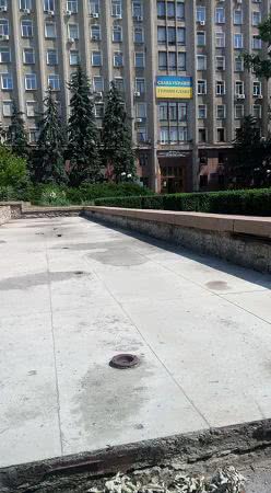 Неприятное сочетание в центре Николаева: не работающий фонтан и мусор
