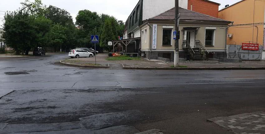 В Николаеве на перекрестке улицы Спасской и Московской на пешеходных переходах нет разметки