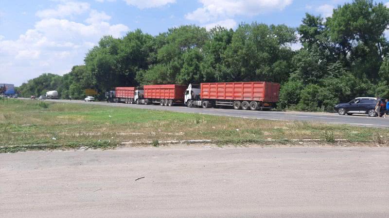 На выезде из Николаева полиция проверяет документы у водителей: за Варваровкой много большегрузов — фото