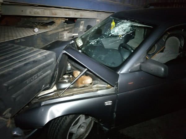 Ночью в Николаеве автомобиль такси врезался в зерновоз: двое пострадавших
