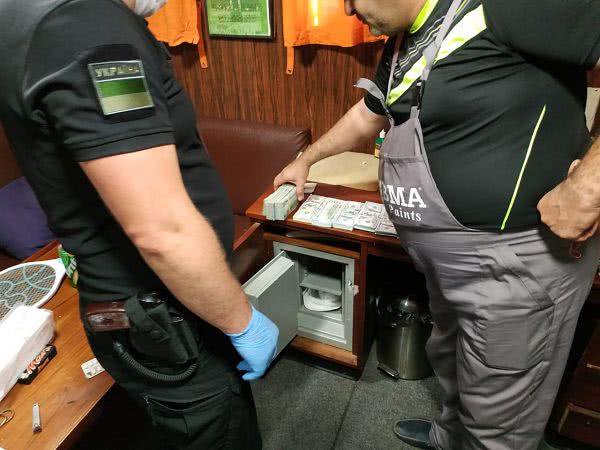 На Миколаївщині прикордонники виявили понад 100 тисяч доларів на іноземному судні — фото