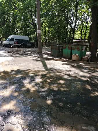 В Николаеве канализация заливает двор многоэтажки — видео