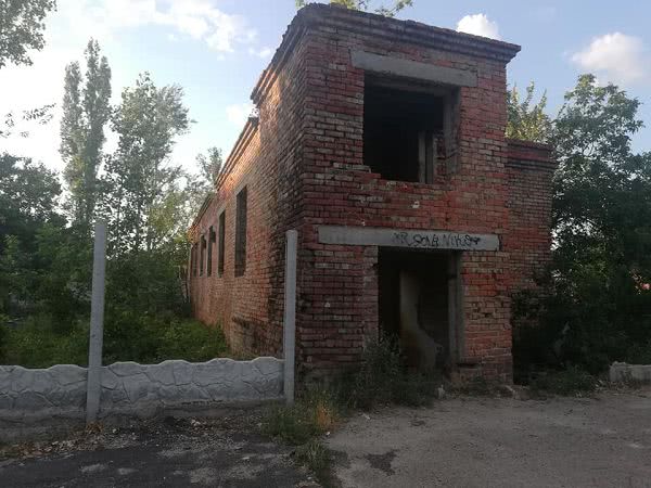 В Николаеве возле детской площадки на придомовой территории заброшенное здание стало убежищем бродячих собак и бездомных