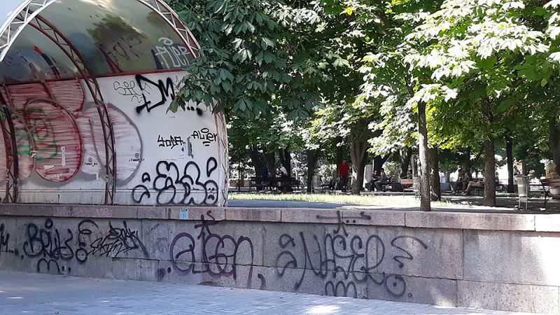 В центре Николаева вандалы разрисовали остановку