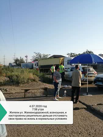 В Николаеве протестующие у нефтебазы провели ночь на ж/д переезде