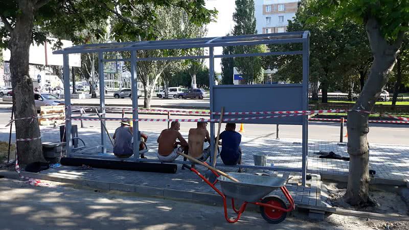В Николаеве на остановке крепежи для скамейки прикрепили вверх тормашками — фото