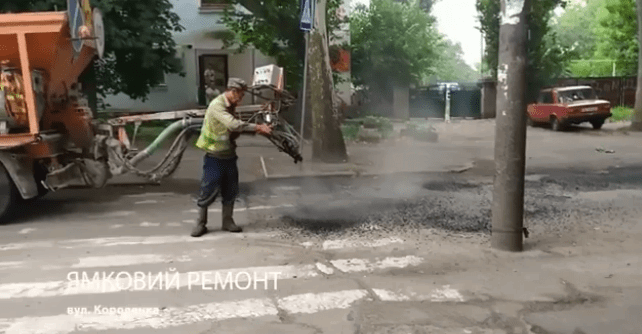 В райцентре на Николаевщине делают ямочный ремонт дорожного покрытия — видео