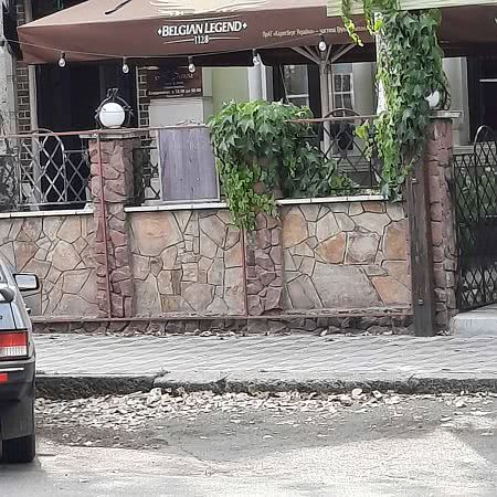 В Николаеве бордюры украшают кучи щебня