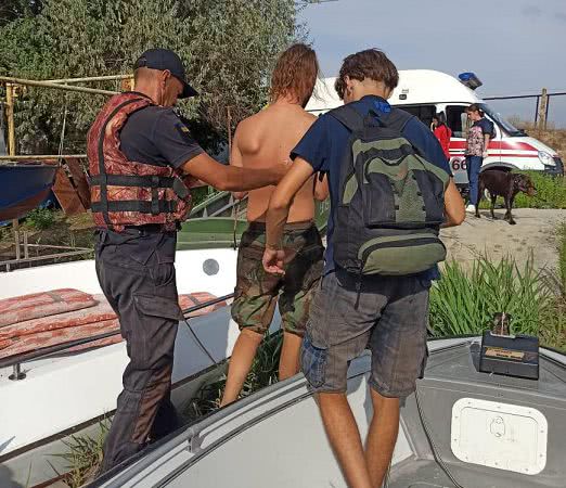 На Кинбурнской косе Николаевской области отдыхающий случайно отрезал себе палец