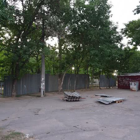 Часть территории сквера в Николаеве оградили забором