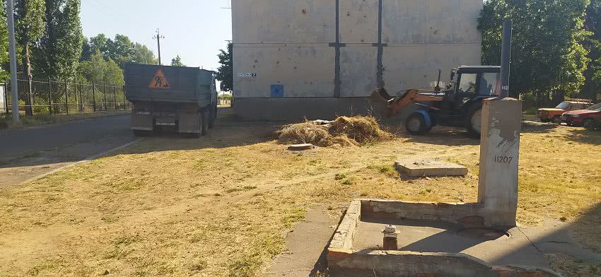 В микрорайоне Николаева убирают свалку мусора