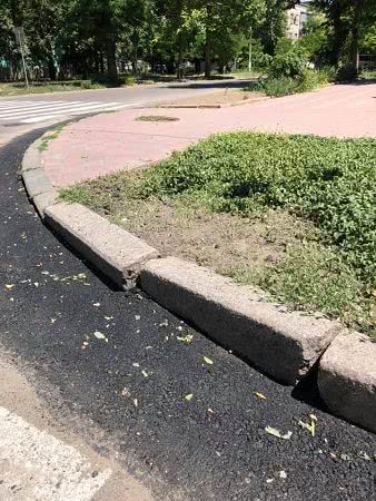 В курортном городе на Николаевщине дорогу слегка «смазали» асфальтом и криво установили бордюры — фото