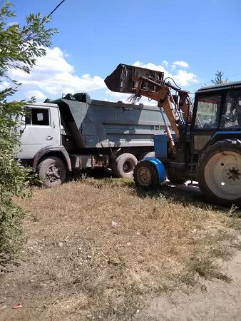 В микрорайоне Николаева убирают свалку мусора, которая там создали местные жители