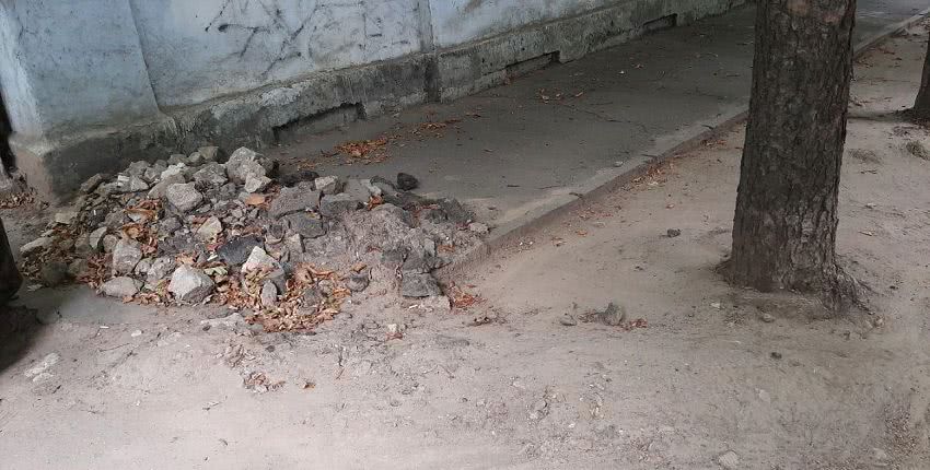 В центре Николаева на бордюре лежит гора неубранного строительного мусора — фото